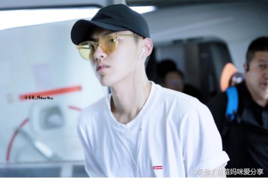 李小璐最新自拍照片,李小璐晒自拍美照镜头电眼妆容