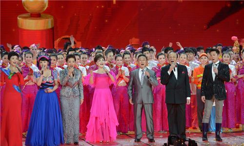 春晚舞台上的常青树，送走一首又一首神曲，却越唱越传神