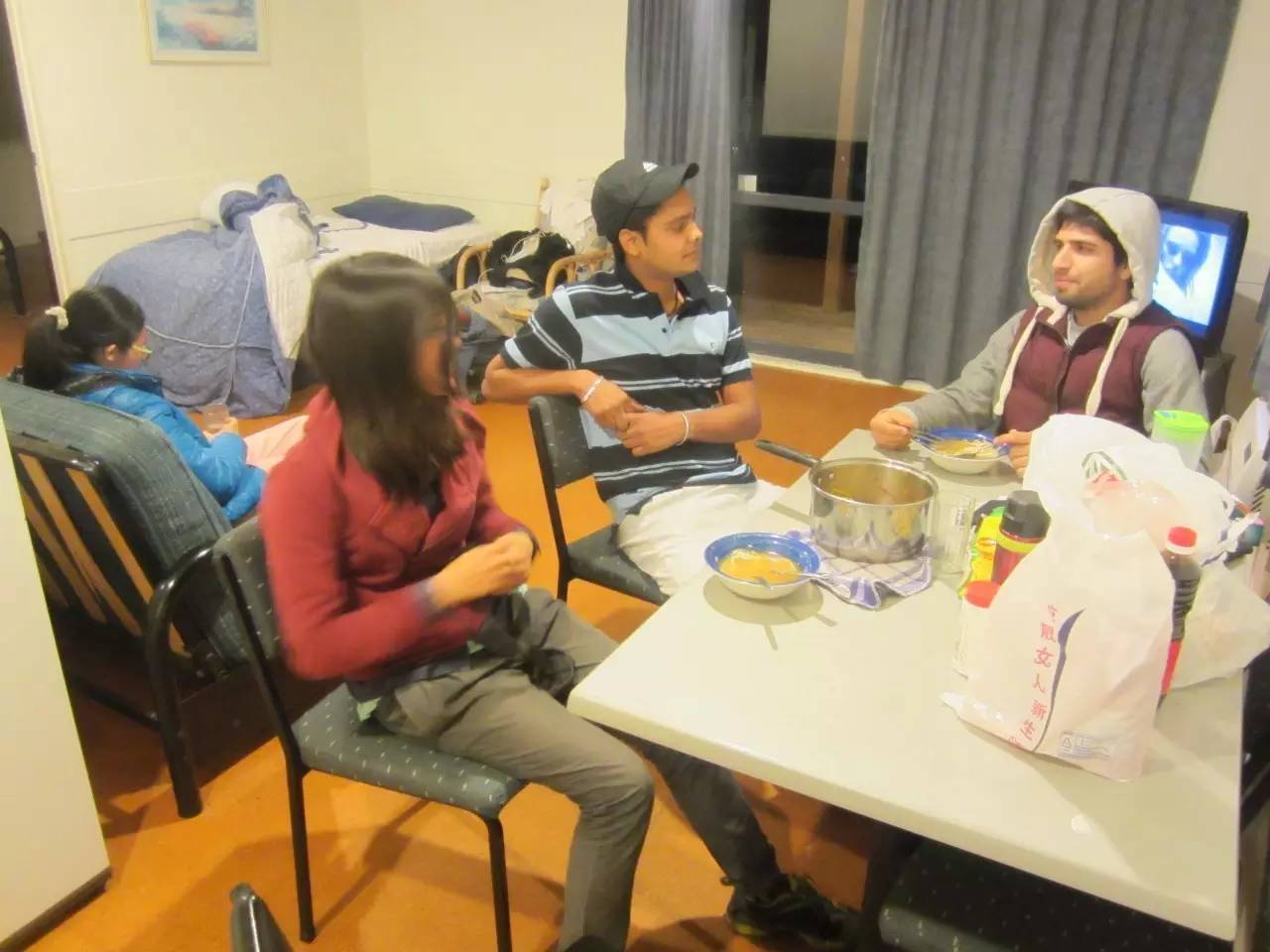 中国女人在国外多受欢迎？印度阿三哥见一个爱一个！