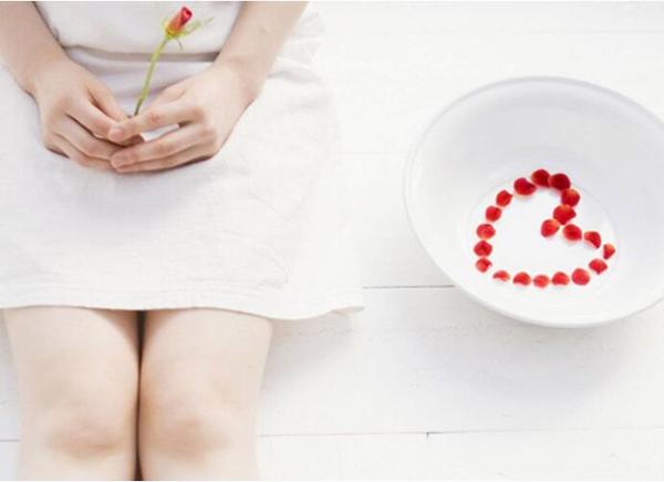 月经多颜色黑有血块用什么药调理,喝中药调理月经出现血块怎么回事