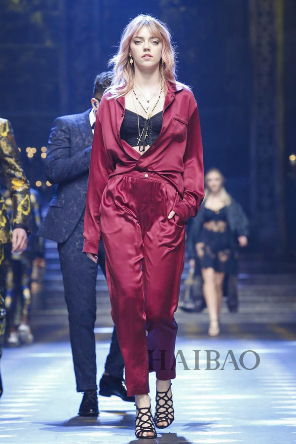 看个时装秀竟然刷出好几对麻豆情侣？你们Z世代的孩子秀恩爱可真高级！