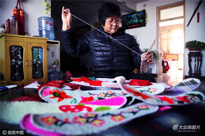 针线间的爱探访*安泰**手艺人制作绣花鞋垫