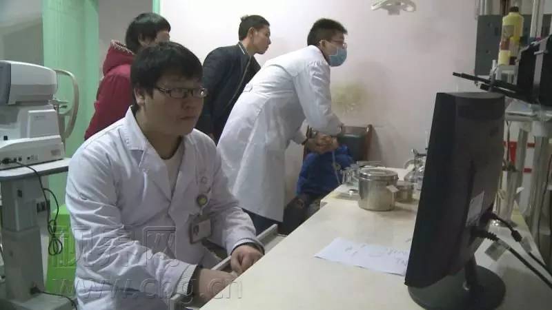 医生在儿童耳朵里取出异物,医生给小孩耳朵取异物视频