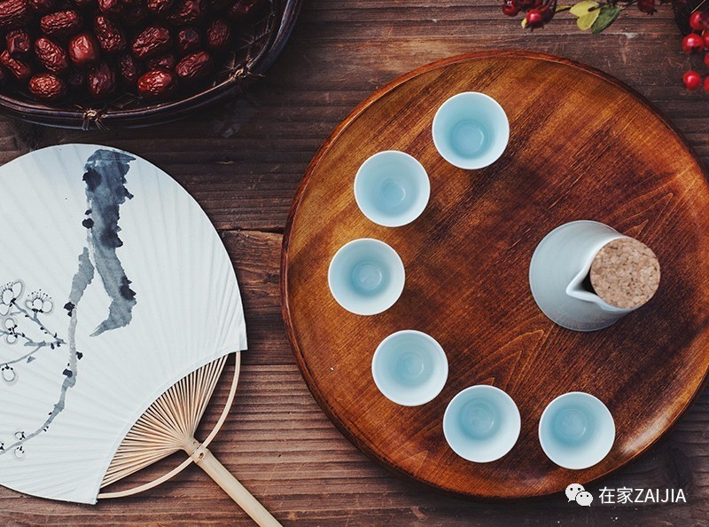 年夜饭香喷喷举起酒杯敬家人,年夜饭的碗和酒杯