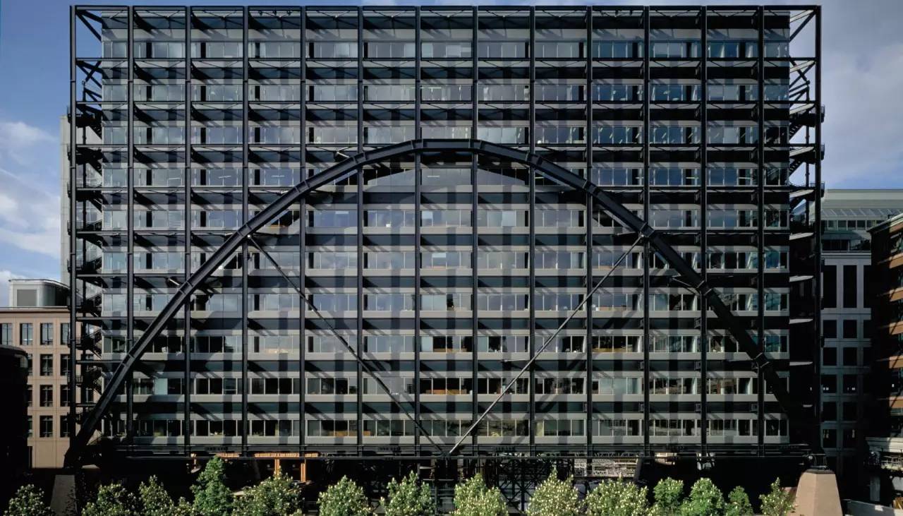 摩天大楼的浪漫 (浪漫的摩天大楼)