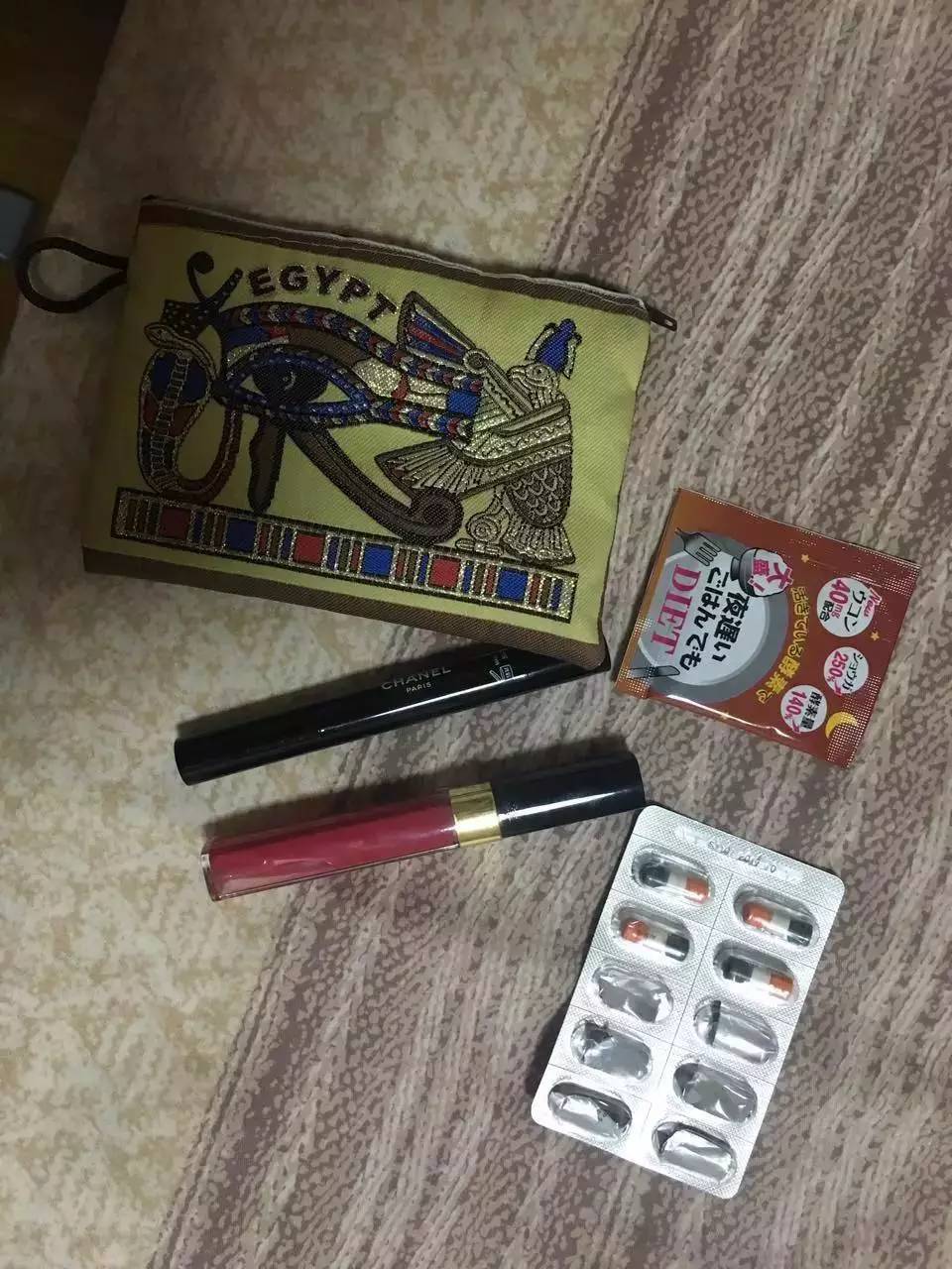 看完了网友的化妆包……一起向YSL势力低头吧！