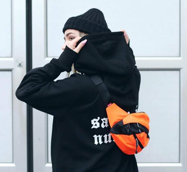 supreme和lv联名的世纪双肩包,supreme和lv联名红色手拿包