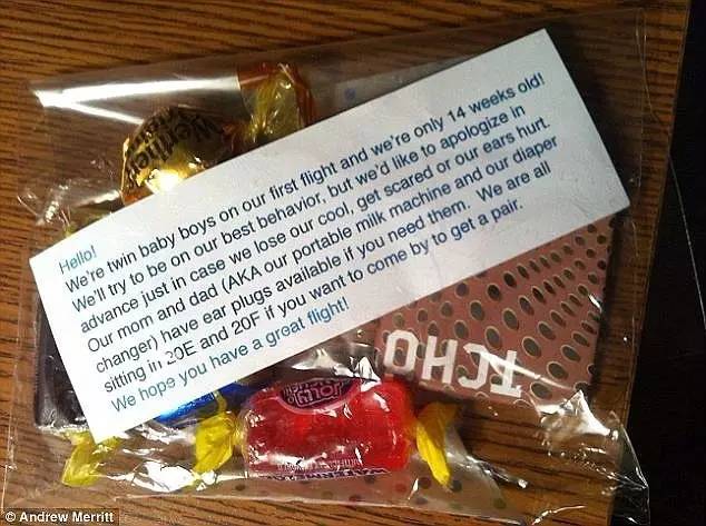 带孩子的外国家长为表歉意,向同行乘客发糖,引发网友大讨论