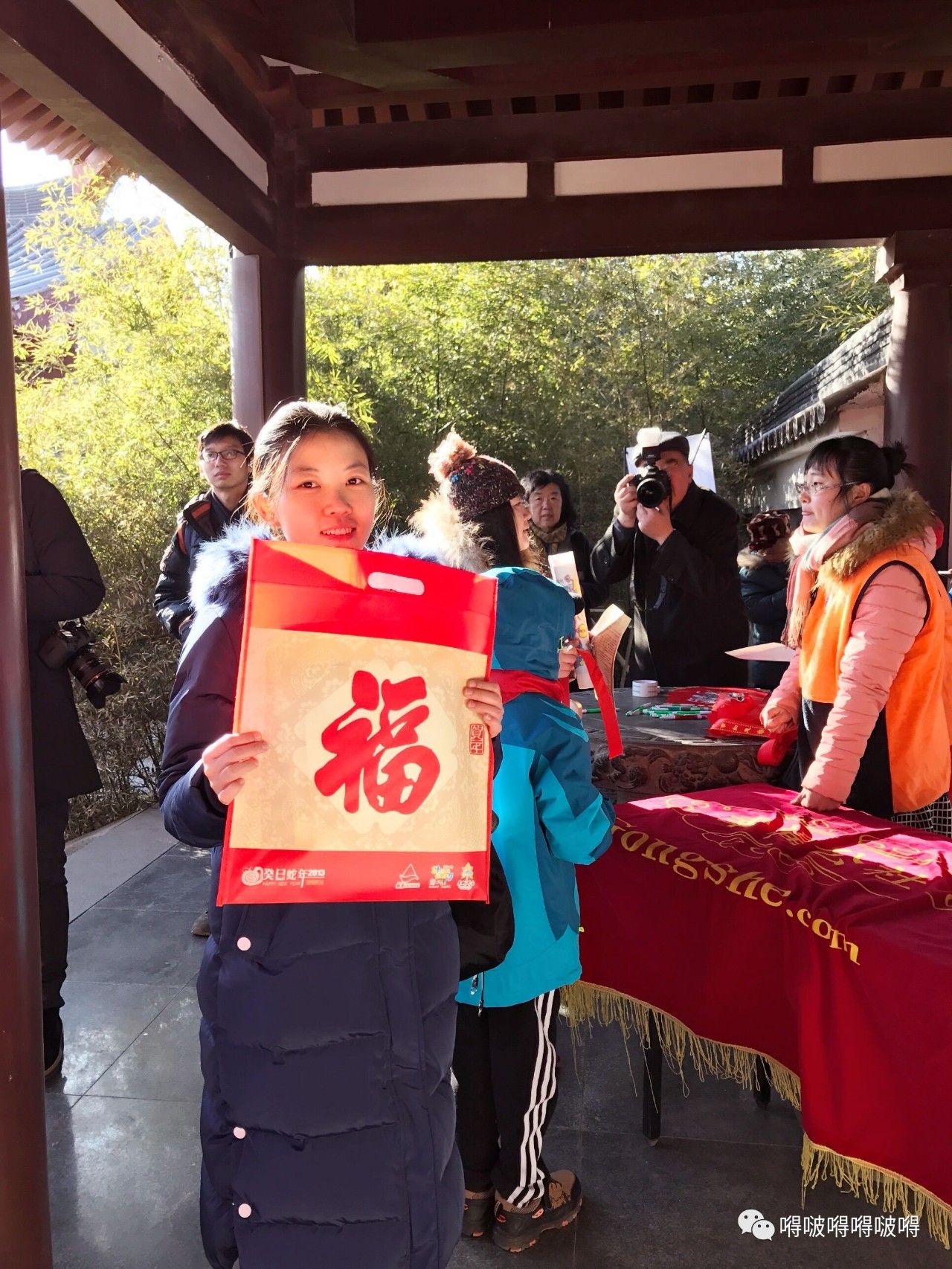 过年啦贴春联,过年时贴门神的习俗