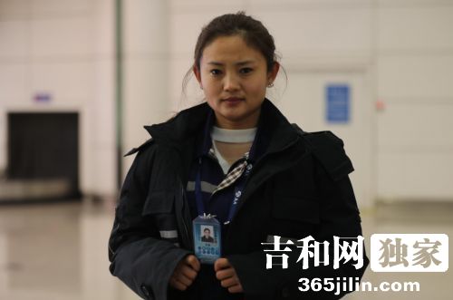 每天上飞机却从未上过天化淡妆的机场地服保洁员用空姐般的微笑笑看人生