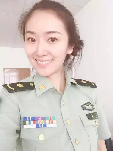 艾蔻：杀手也有小时候丨女诗人访谈