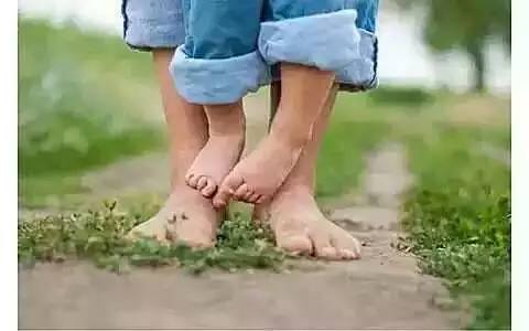 为什么孩子喜欢脱袜子穿鞋,小孩儿脱鞋脱袜子怎么干预