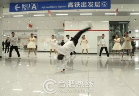 2.14万达茂惊现外国友人现场求婚浪漫相约幸福茂不停