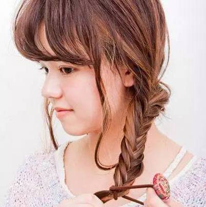 鱼尾辫教程慢动作中长发,鱼尾辫半披发