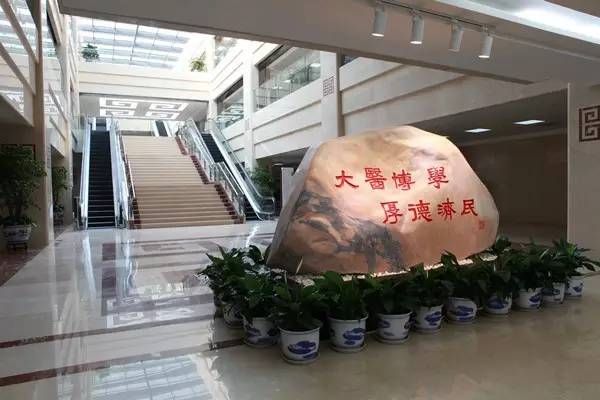 左边圆明园，右边颐和园，前边海淀公园，紧挨着北大和清华，厉害了word西苑医院｜再发现西苑医院的十大理由