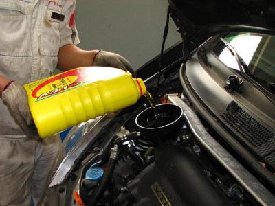 汽车机油加多了有什么后果,汽车机油加多了会怎么样有影响吗