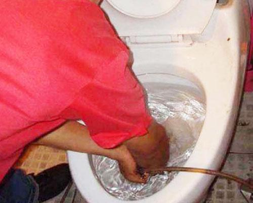 马桶堵住冲不下去怎么办,马桶堵住了的最快解决办法