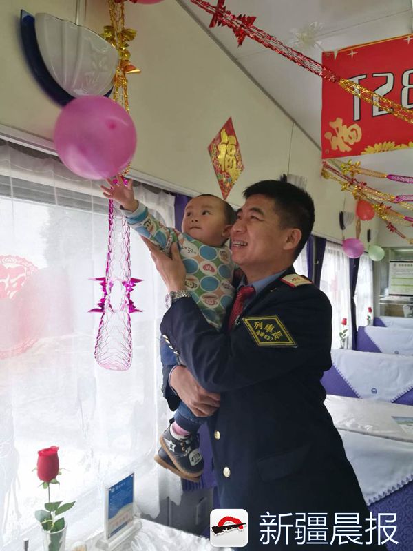 除夕夜两岁娃火车上发高烧列车长给娃物理降温细心照料