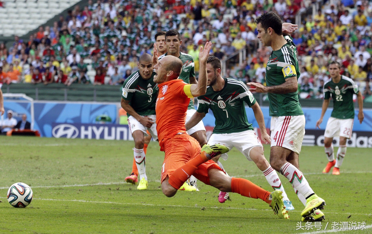 足球假摔演技爆表,足球场上演技派假摔高手