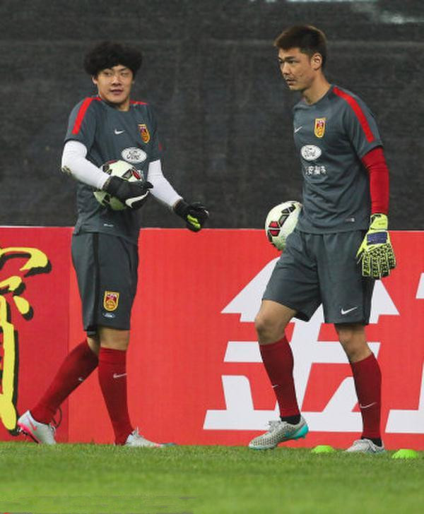 布冯单场七次扑下梅西,布冯挡出几次卡洛斯射门