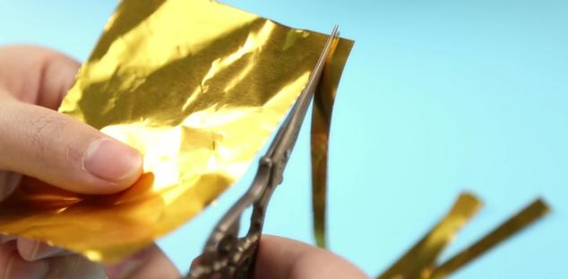 一张纸就能做好灯笼很简单的,用彩纸做灯笼的最简单方法