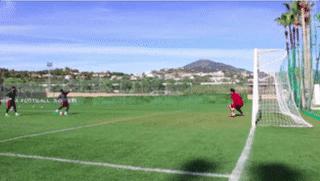 众将勤练佩帅开小灶阿洛“飞鞋”戏耍门将（GIF）