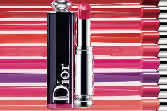 去年人鱼眼泪卖翻！今年日本妹又在抢这支月光唇蜜