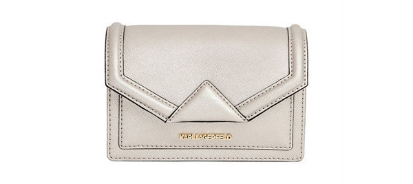 两千左右给女朋友买什么礼物 (200元给女朋友买什么礼物)