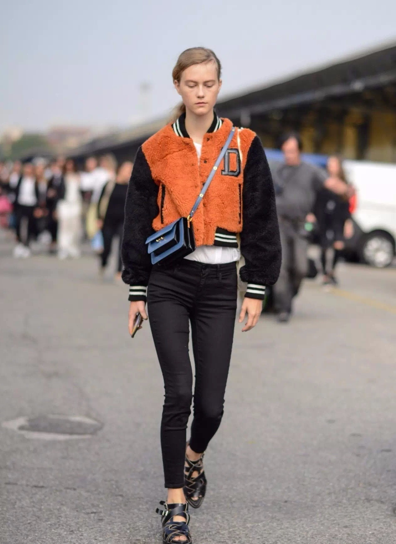 张靓颖瘦成大头,张靓颖造型显胖