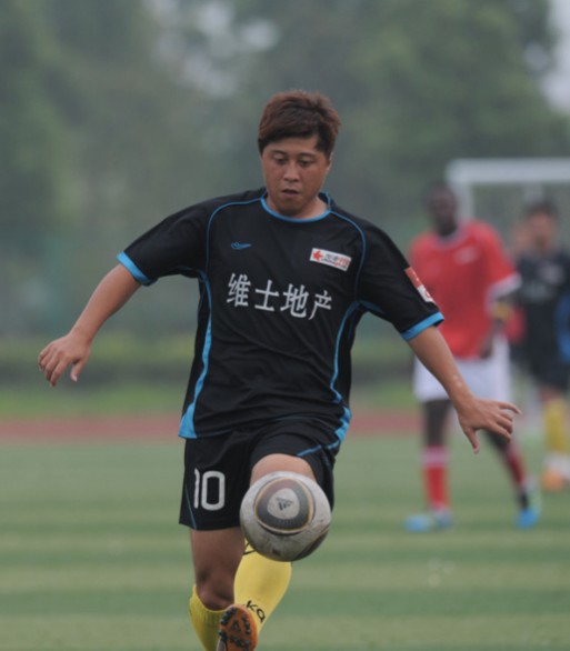 他是足坛超新星，闯荡英格兰、澳大利亚，招妓时被主教练当场擒获