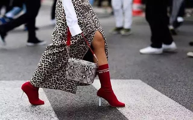 angelababy杨幂黑白礼服,杨幂杨颖穿的条纹荷叶裙