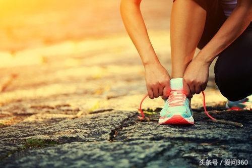 脚跟不明原因的痛怎么回事,脚跟侧面疼又没有伤口是怎么回事