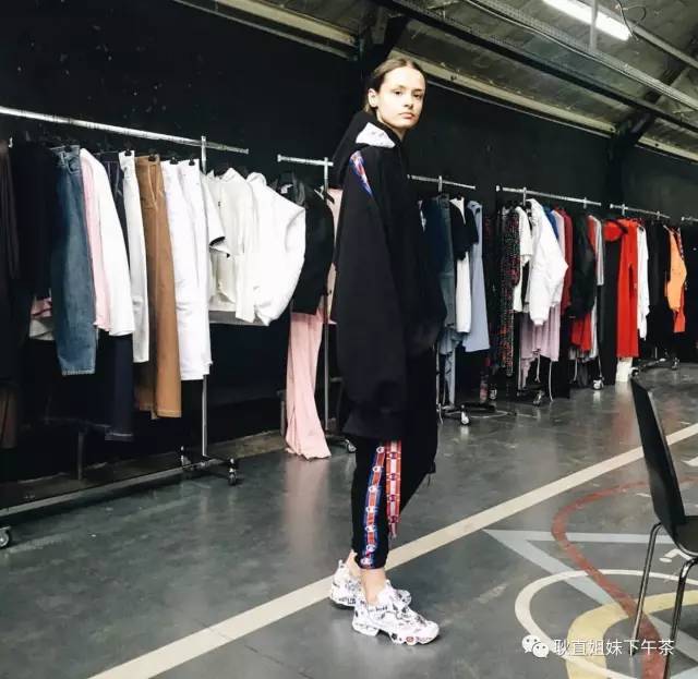 全智贤同款鞋子来自星星的你,全智贤同款阿迪达斯鞋