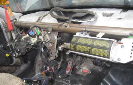 女司机：晴天后车里总是很潮湿，维修工拆开一看，说不出话了！