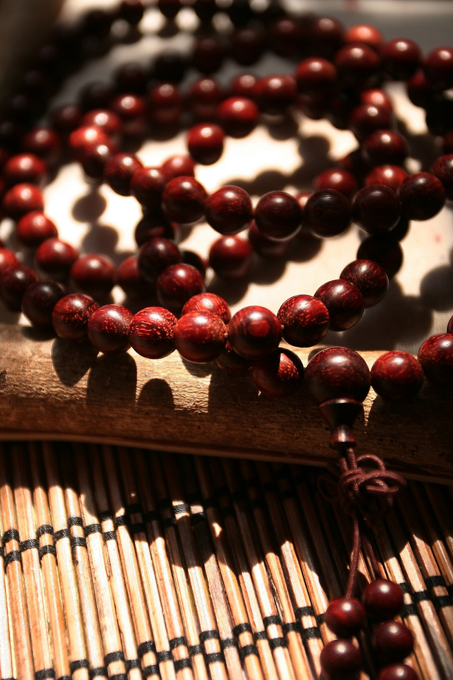 男生佩戴朱砂手串戴左手还是右手,南红草莓晶手串男生可以戴吗