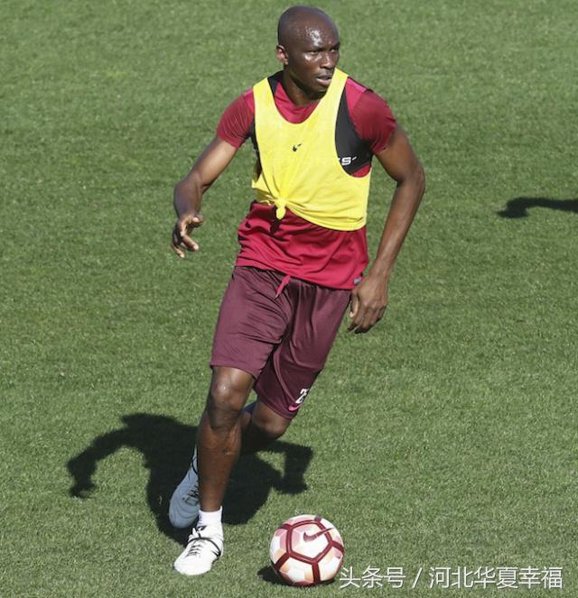 众将勤练佩帅开小灶阿洛“飞鞋”戏耍门将（GIF）