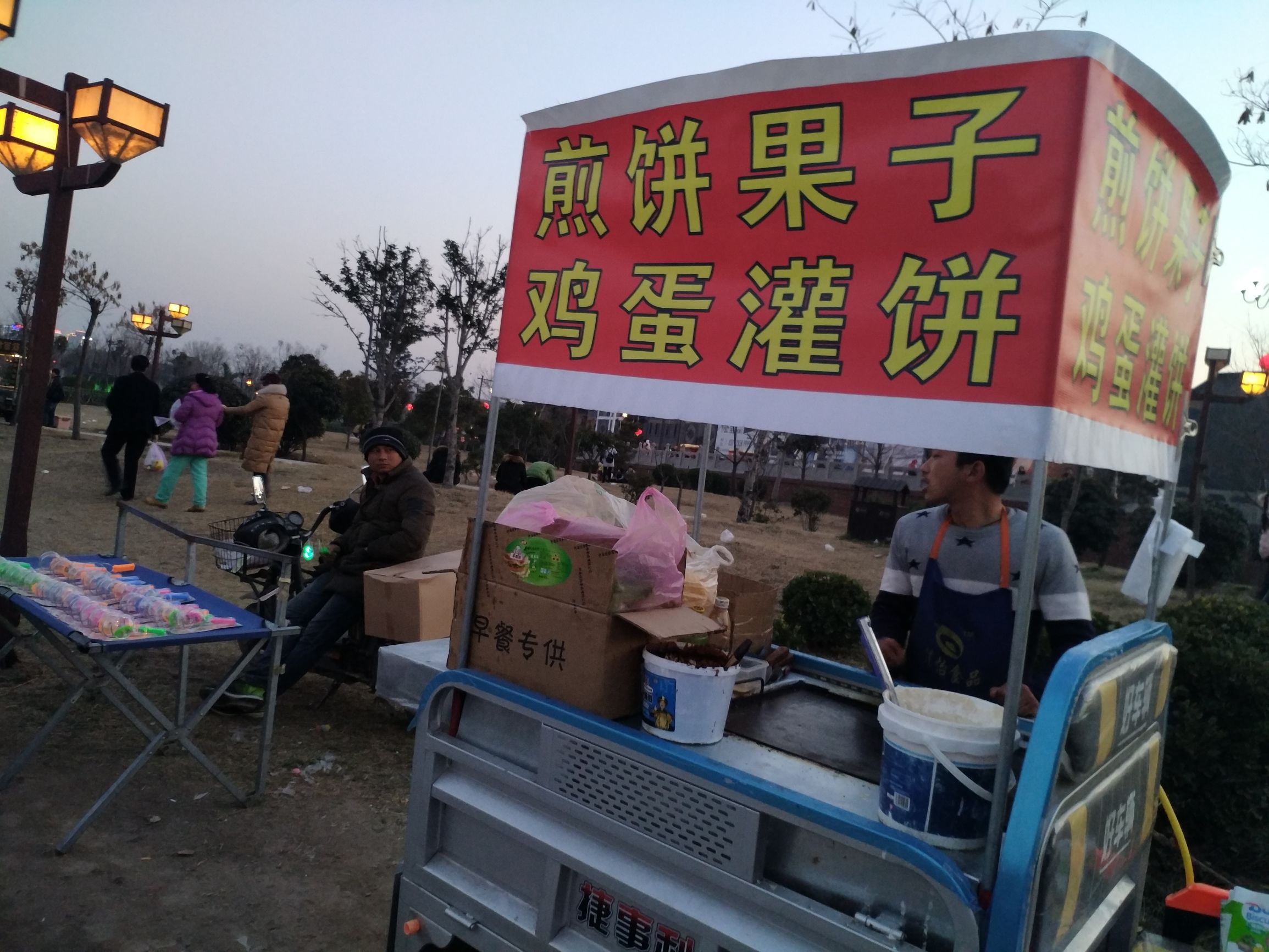 这些路边小吃：虾扯蛋、烈焰烧、大屌烧、关东煮、烤鸟蛋吃过吗？