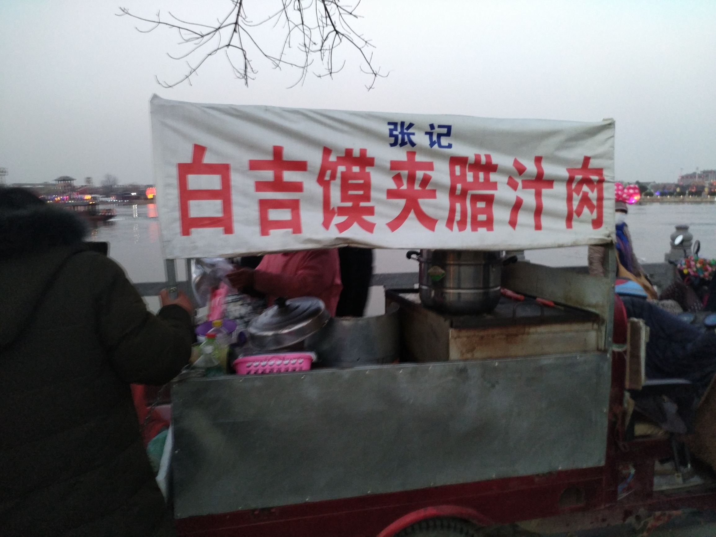 这些路边小吃：虾扯蛋、烈焰烧、大屌烧、关东煮、烤鸟蛋吃过吗？