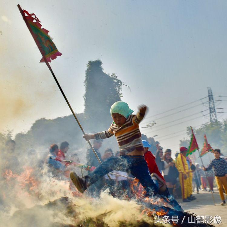 普宁老方村迎神跳火堆,普宁民俗跳火马