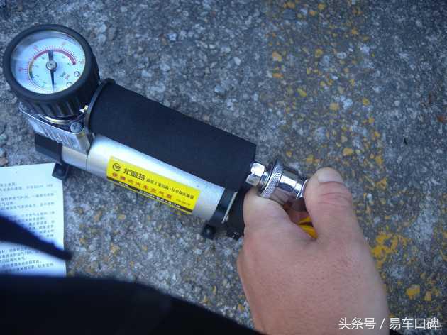 行车中轮胎突然爆胎,行车途中轮胎亏气怎么办