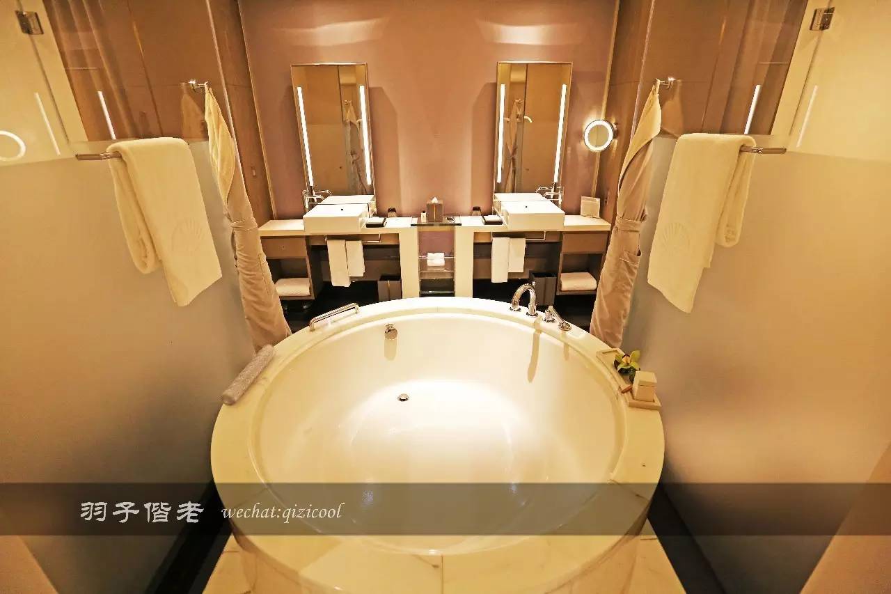 藏匿在繁华中环背后的丝丝暖意 (藏在繁华中环中的丝丝暖意)