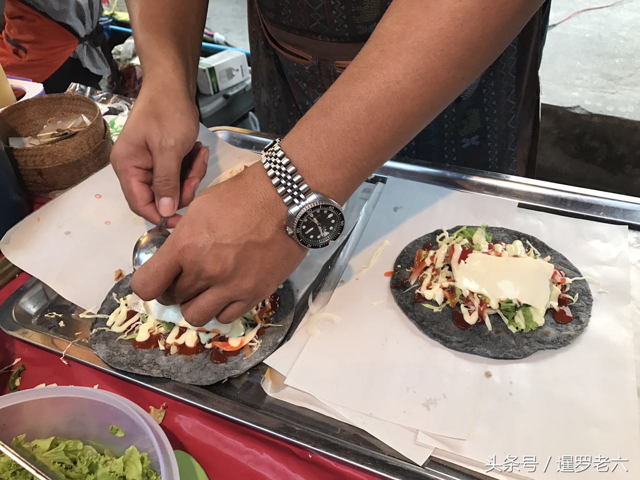 泰国街头小吃烤鸡看着就想吃,泰国街头特色炭烤鸡酱汁