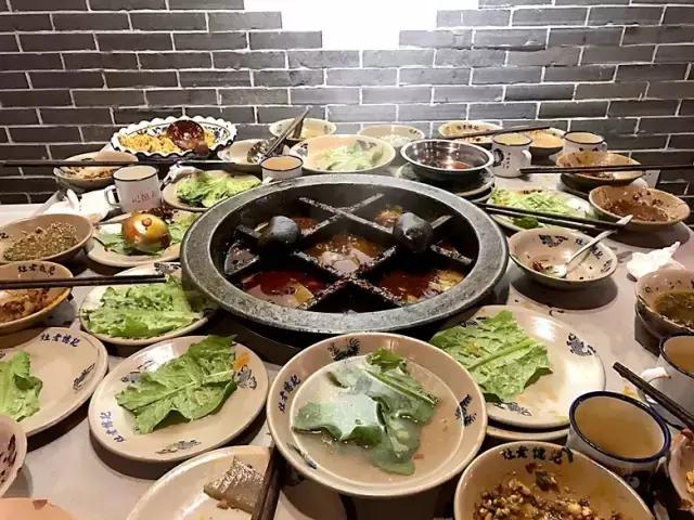 干倒了卖龙虾的，又抢了酒吧生意！这家店到底有什么魔力？