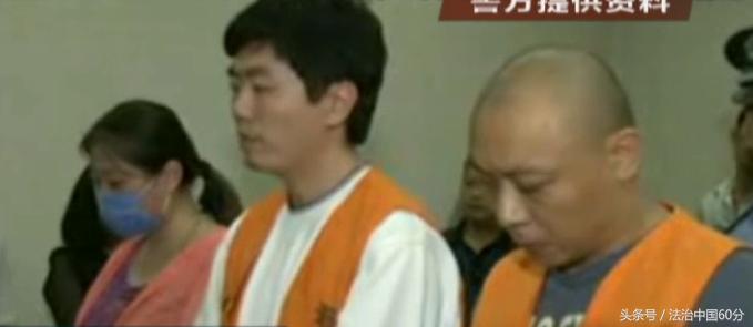 广西行李箱安检事件,女子行李箱被警察查掉