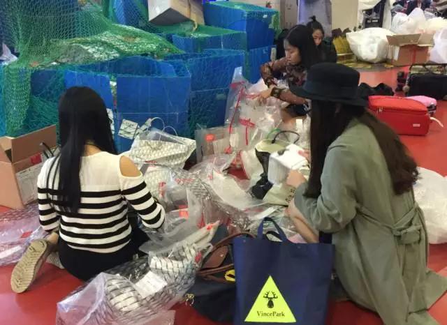 把15公斤行李穿上身!澳洲创意公司发明省钱“登机外套”