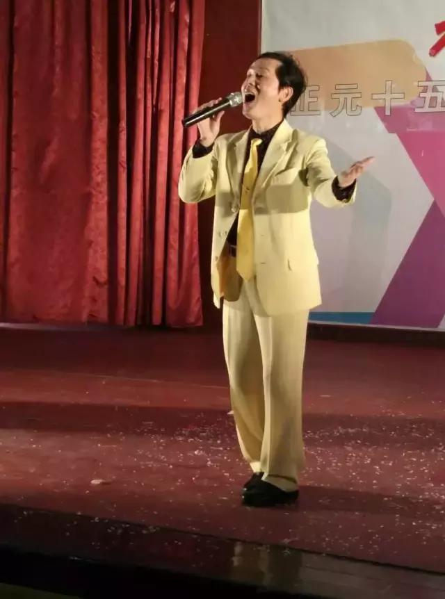 55岁的本帮“费玉清”,眼保健操音乐竟也能让他听得如痴如醉