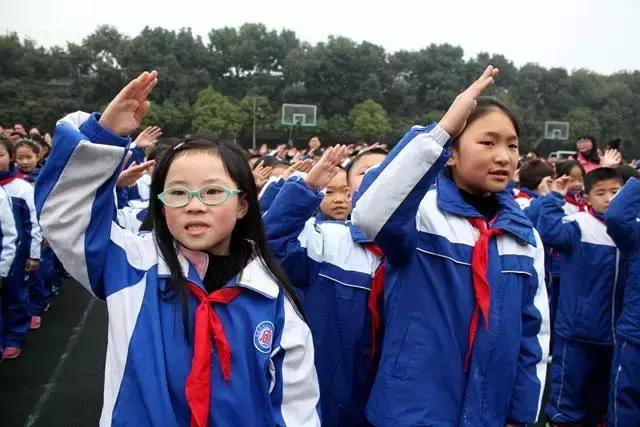成都喝盖碗茶看川剧变脸图片,四川川剧变脸走进校园