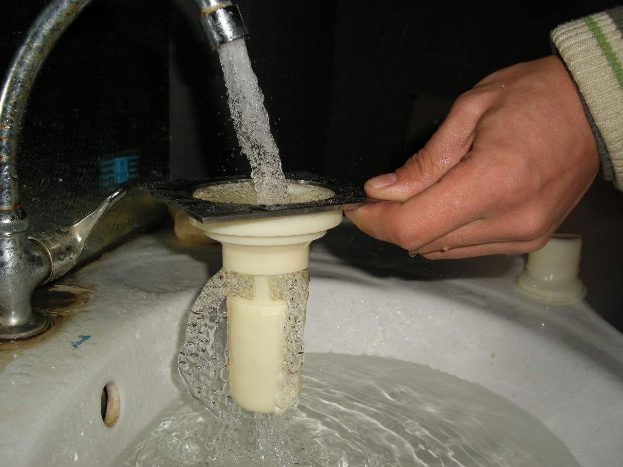 装修下水地漏如何处理,新装修卫生间地漏下水慢怎么处理