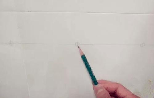 瓷砖上打孔老是打烂墙砖？老师傅说想在墙上钻孔你得这么做