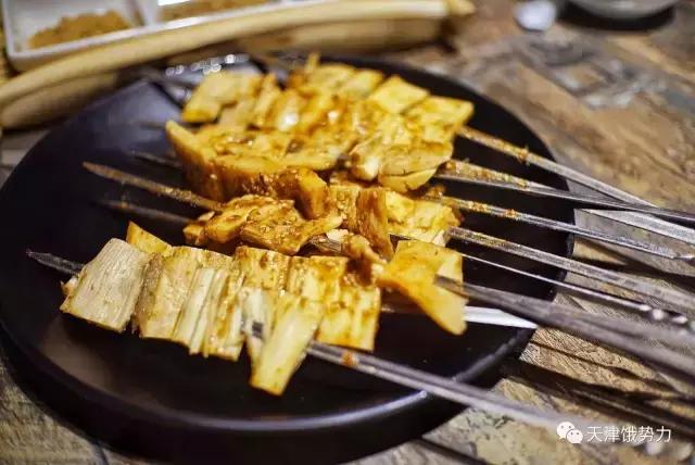 大金链子小手表先吃烧烤后泡澡,大金链子小手表吸着烟